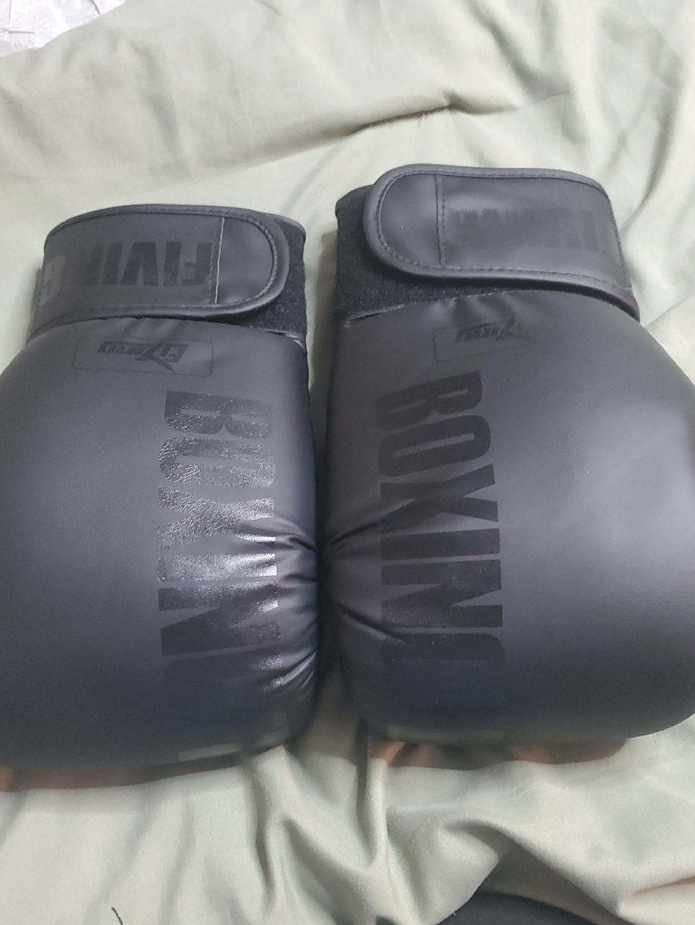 Fiving Boxing Brand Men's Black Boxing Gloves with Hook-and-Loop Wrist 12 Oz